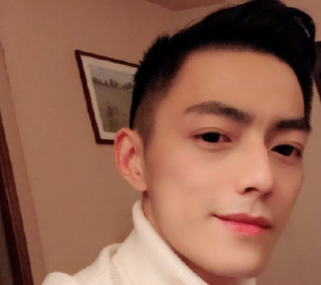 智勋为何被称作"约德尔人"?看到网友拍的生图,原来他站着直播