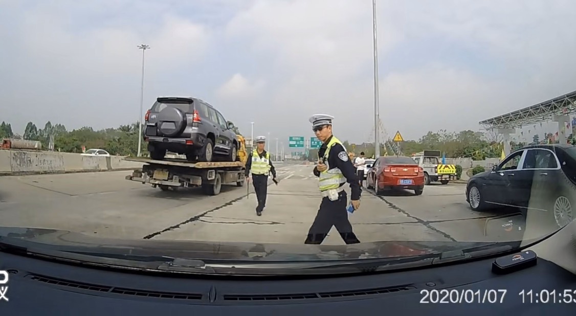原创交警突然扔出阻车钉拦截轿车,被质疑执法不安全,广州交警发通报