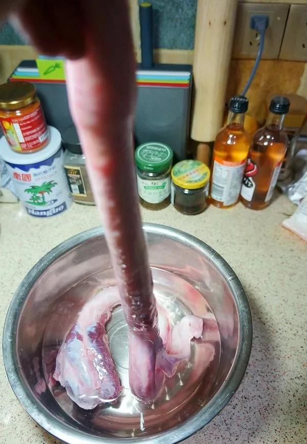 慎入传闻中的牛鞭菜过程惨烈男人看着有点痛