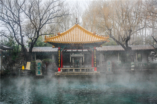 初雪如约而至济南各景区银装素裹