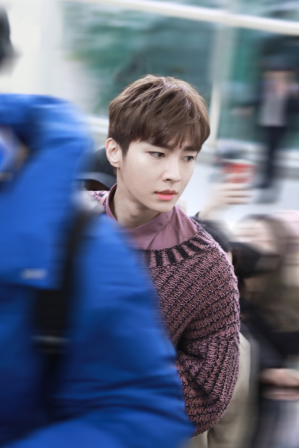 原创给冬天来点颜色炎亚纶化身紫薯精可爱爆棚颜值衣品双在线