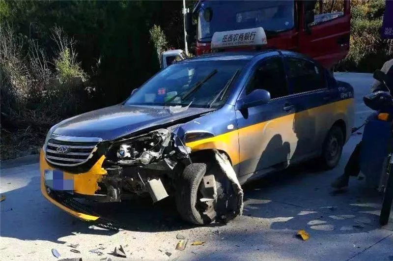 昨日,岳西黄沙岭路段发生一起交通事故,出租车受损严重