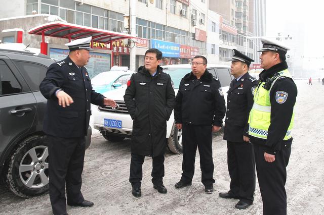府谷公安局长邢占强政委郝桄东督导检查冰雪天气道路交通管理工作
