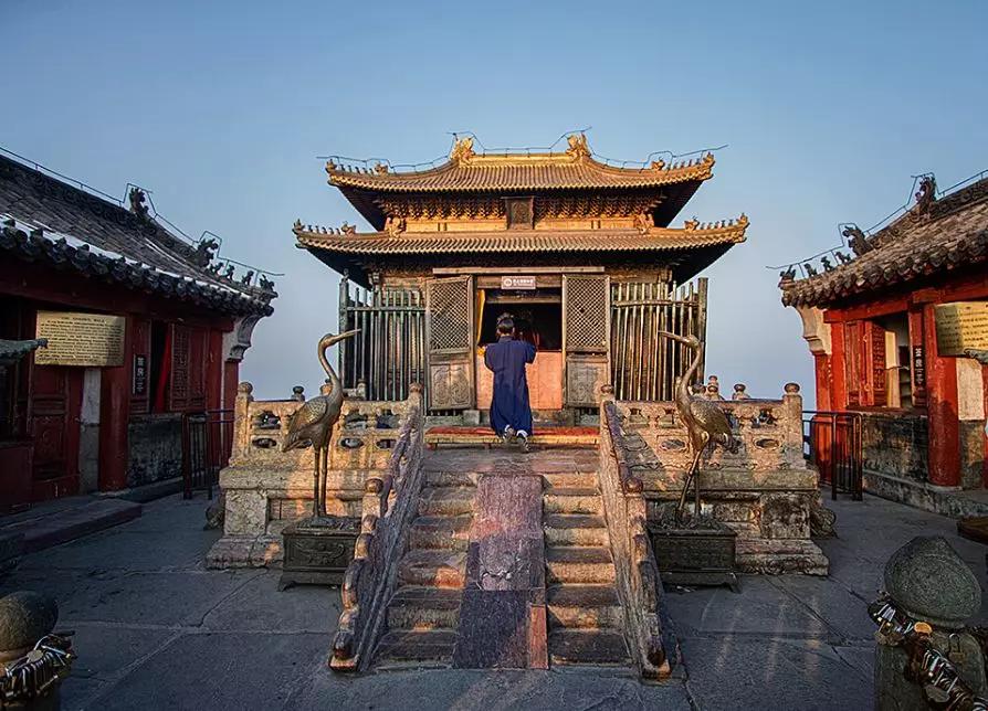 武当山金顶的神秘面纱祖师出汗神灯不灭海马吐雾雷火炼殿