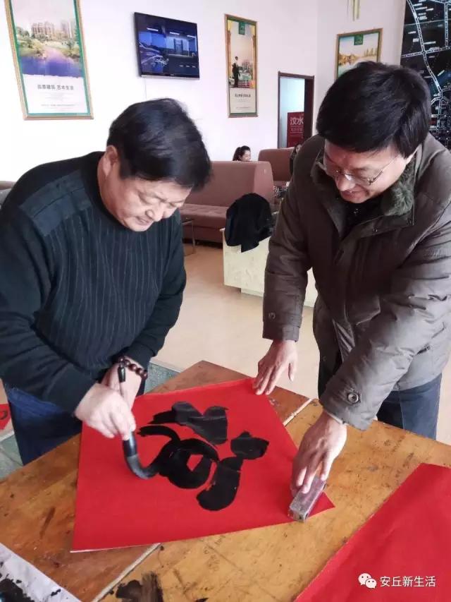 回眸:安丘文化史上最大规模的书画家送春联公益活动