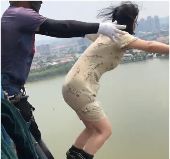 抖音蹦极小姐姐火了用胶带缠住自己的裙子网友算你狠