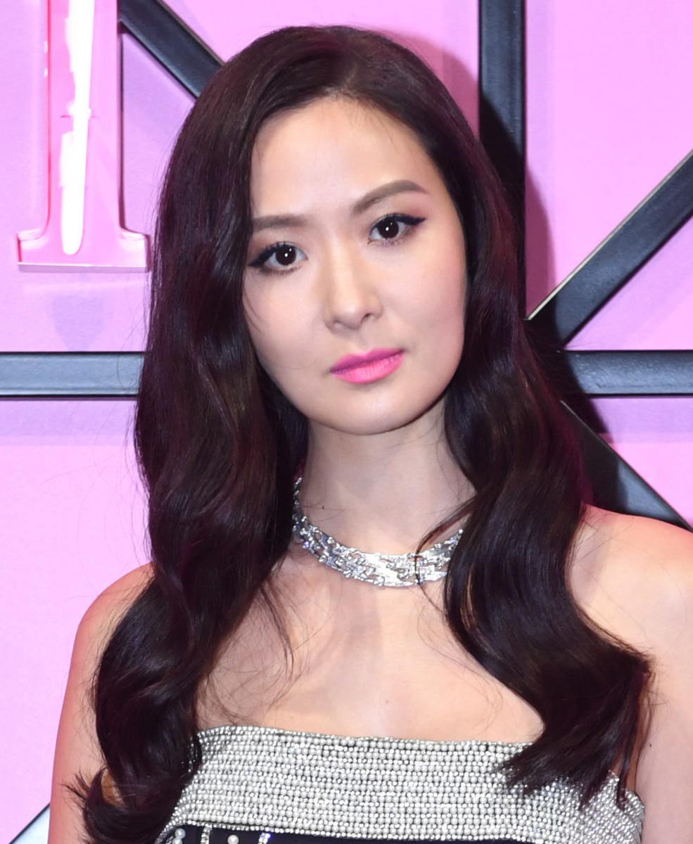 原创41岁名媛孙芸芸20岁长女廖思惟首度公开亮相五官轮廓更像廖镇汉