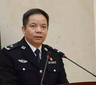 雷兵同志个人简历决定免去:朱万军的巫山县公安局局长职务.