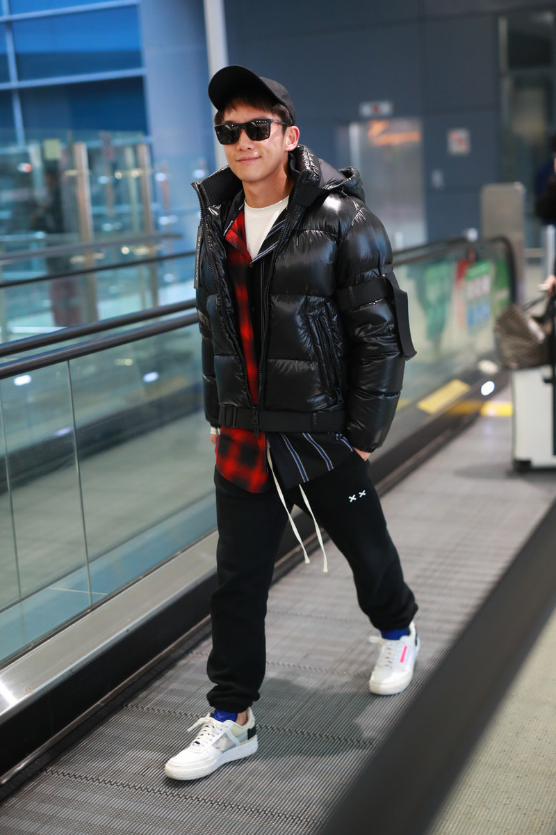 郑恺穿搭太新潮,拼接衬衫搭配运动裤,大冷天穿运动鞋露脚踝