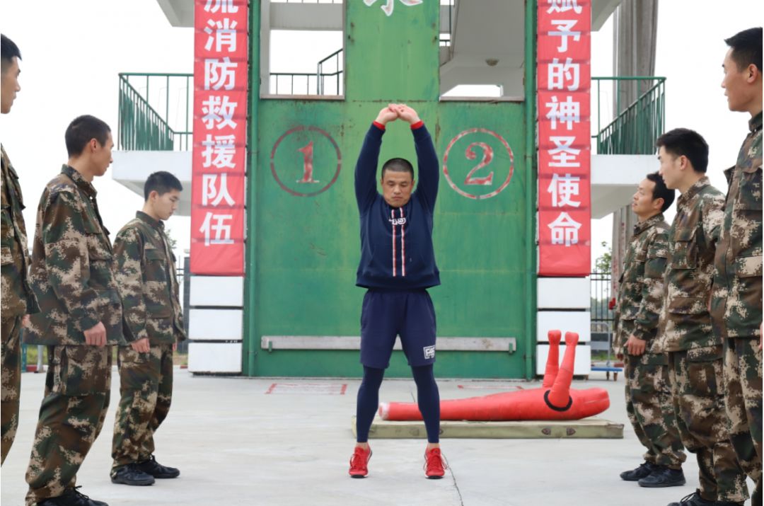 拥有30张健身教练资格证书从退役军人到专业体能训练师的路有多远