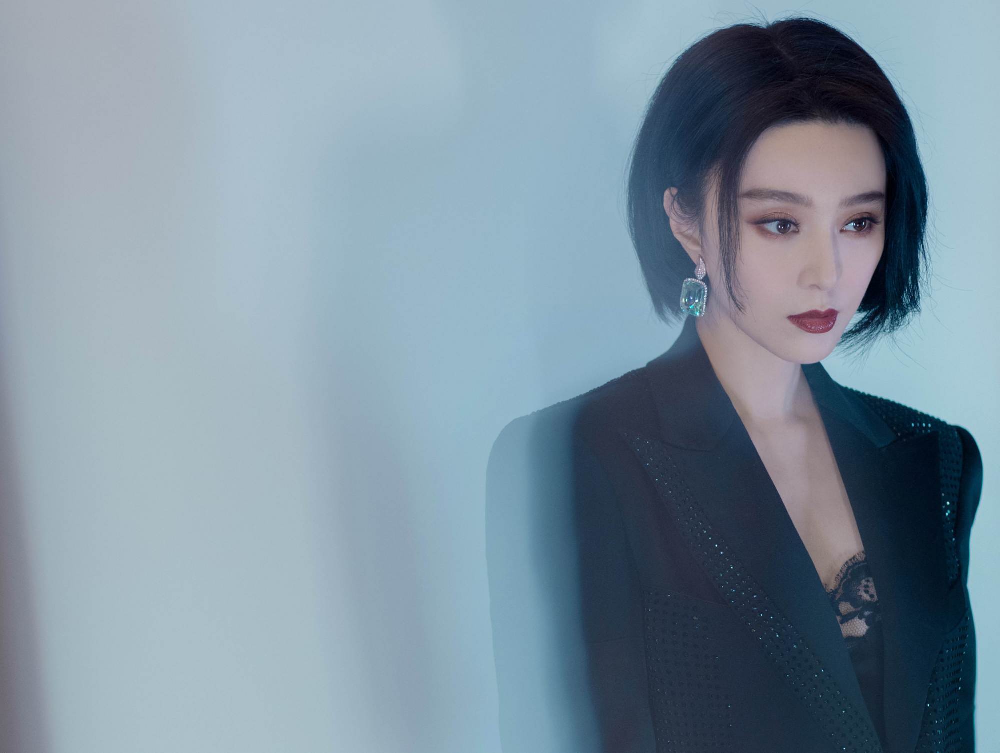 范冰冰湿发拿下开年第三封,剪齐刘海不甜反酷,化烟熏成霸气女王