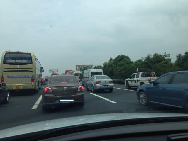 对于开车陋习,男女也有不同的看法,如"高速慢行"是男性投票数很高的