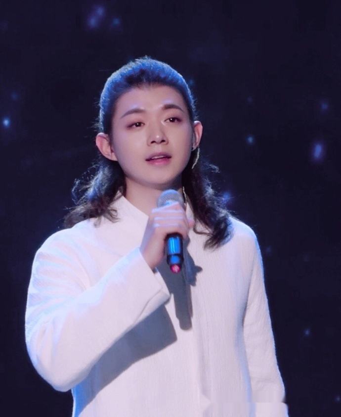 刚出生就被父亲抛弃,母亲独自抚养他29年,如今名气远超父亲_霍尊