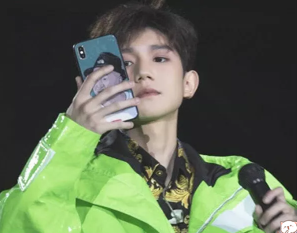 原创有种追星叫王源拿偶像照片当手机壳看清是谁后原来你喜欢这款呀