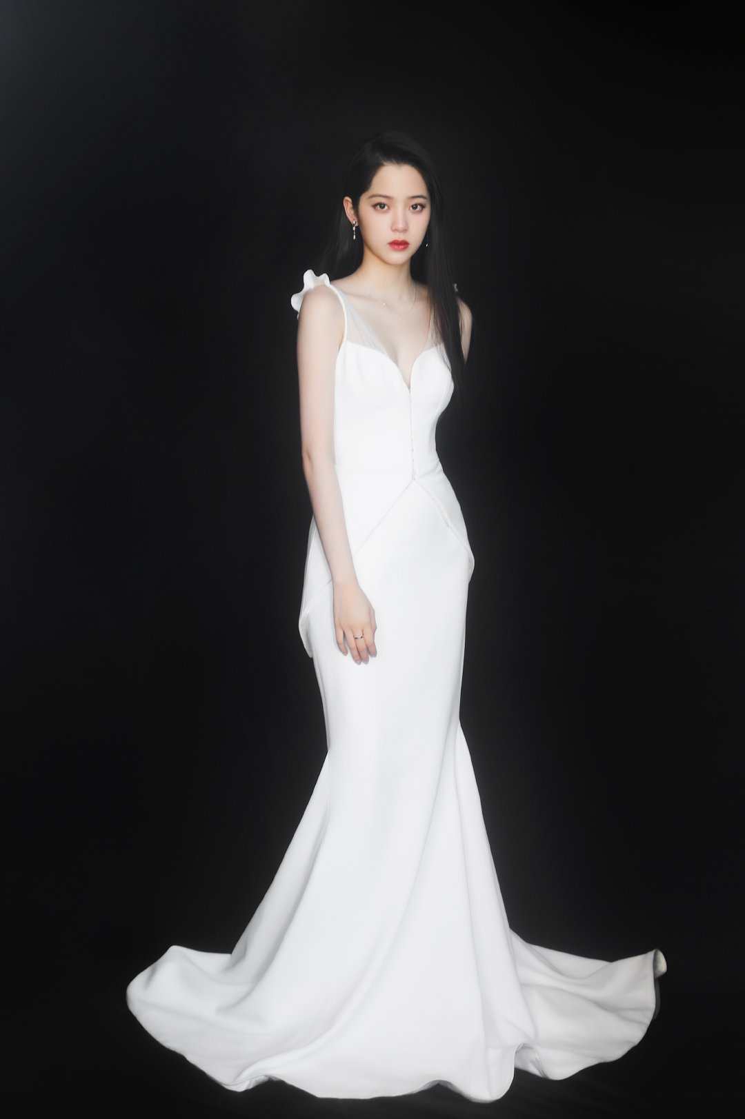 原创红毯上女明星很飒瞬间宋茜用脚提裙子欧阳娜娜礼服配球鞋