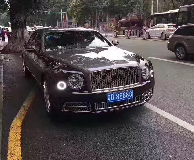 国内最贵的宾利慕尚一块车牌价值600万停车都是停两个车位