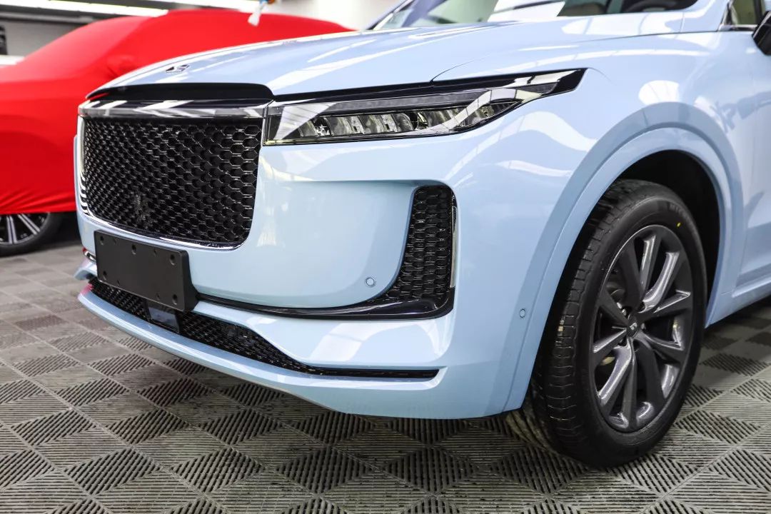 首台理想one baby blue亮相,与宾利劳斯同款配色,你太美_搜狐汽车