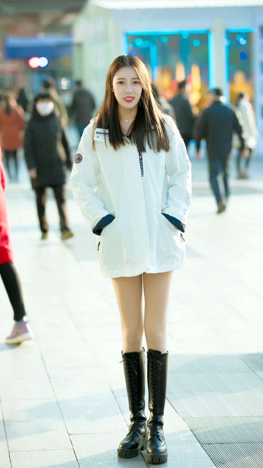 原创冬季选择下装消失的美女,都会搭配一双高筒靴,时尚保暖显腿长