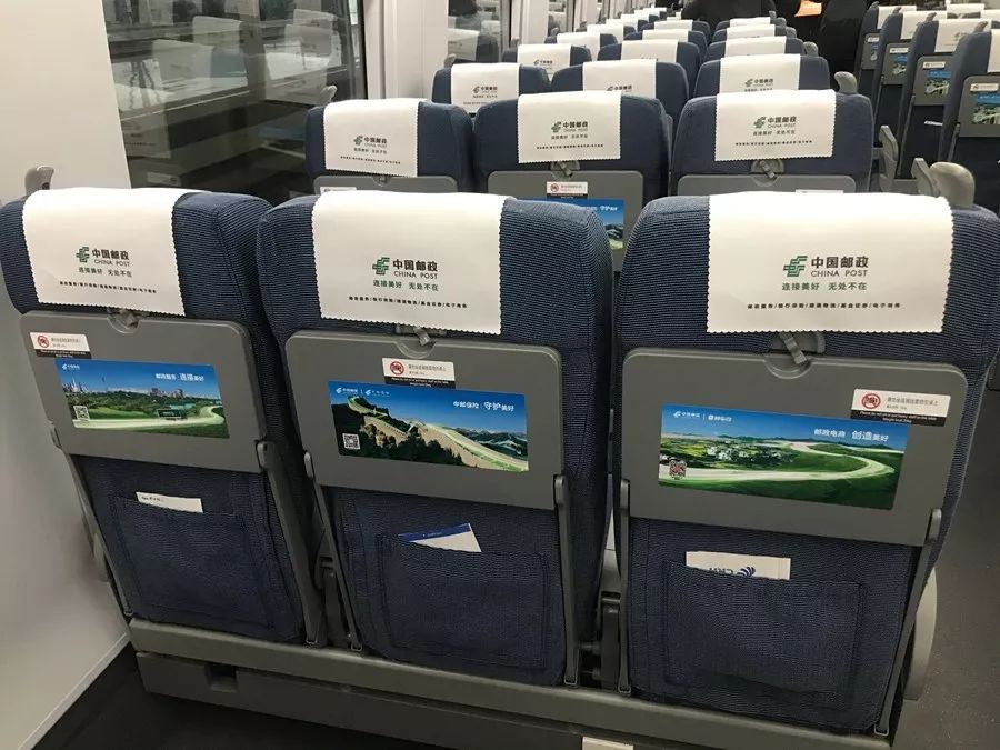 在现场可以看到,从站台到车厢,从车身彩贴,车外门贴到桌贴等,中国邮政