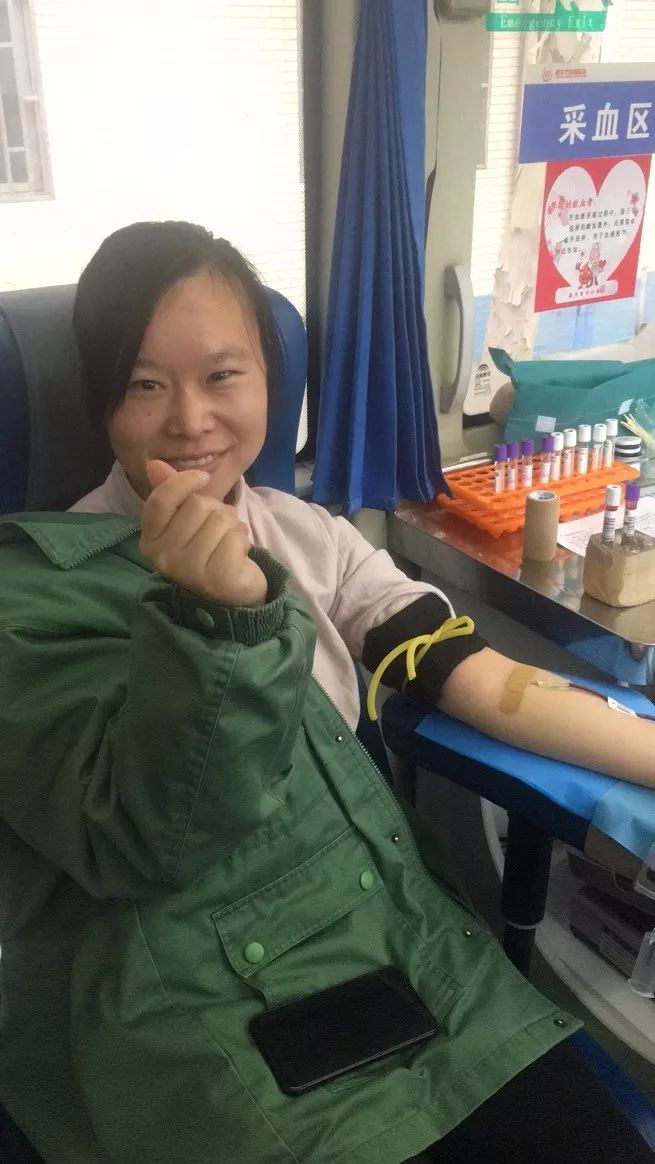 具备献血条件的员工挽起袖子,坐在采血区,开始接受采血.