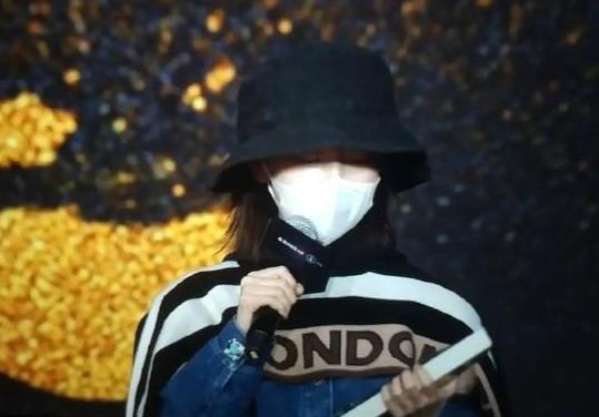 周冬雨戴口罩领奖上热搜,背后原因令人忍俊不止_颁奖礼