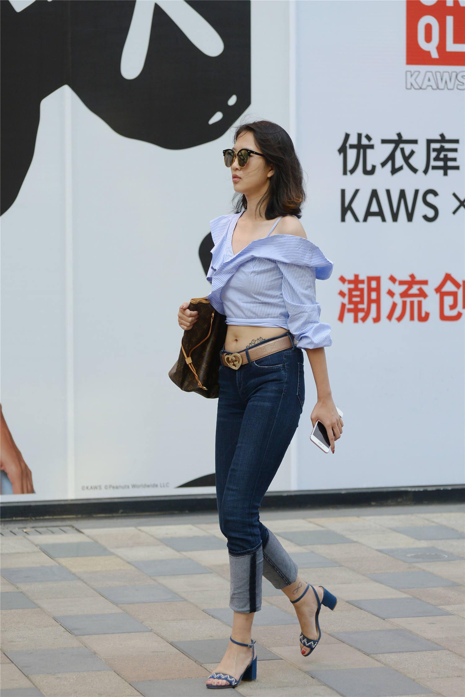 低腰牛仔裤,姑娘把裤脚挽起一大截,这款裤子也太长了