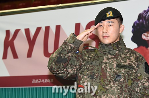 星闻welcomeback金圣圭结束18个月兵役于今日上午退伍