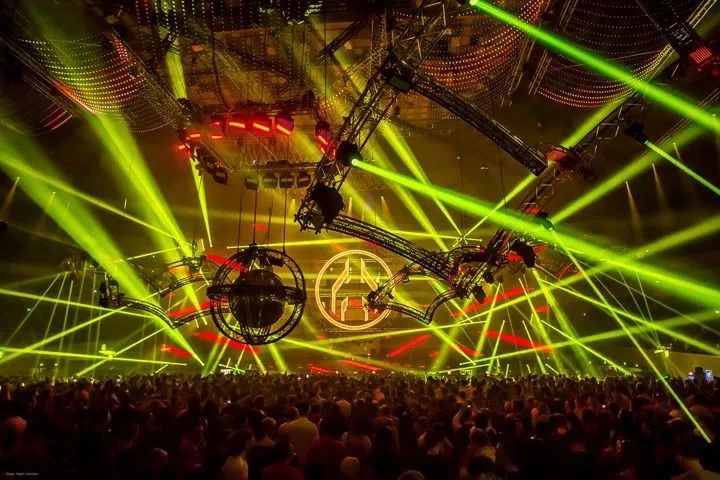 而常常给人留下昏暗的小黑屋的感受,但这绝不代表所有rave party都没