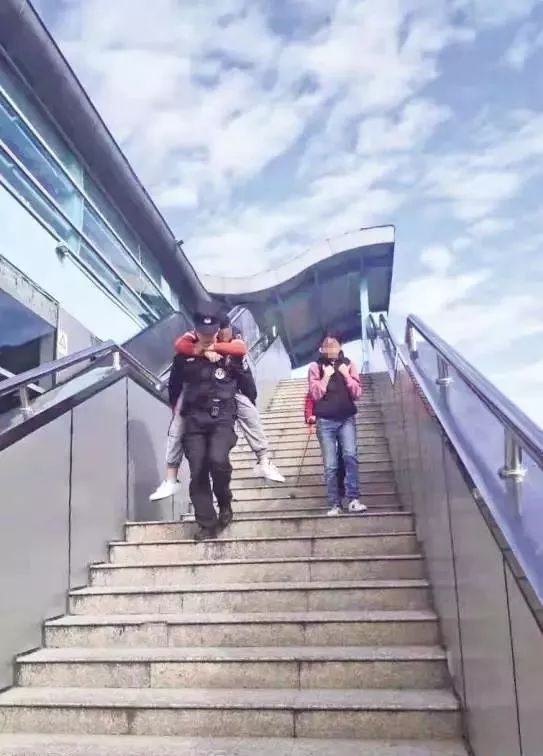 福建一11岁男孩患有癫痫且恐高,下楼梯时病情加重不受控制,结果.