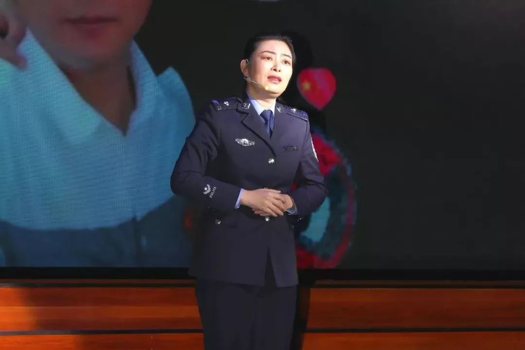 鸡西市公安局隆重举行向人民报告2019公安工作暨警徽荣耀人民至上主题