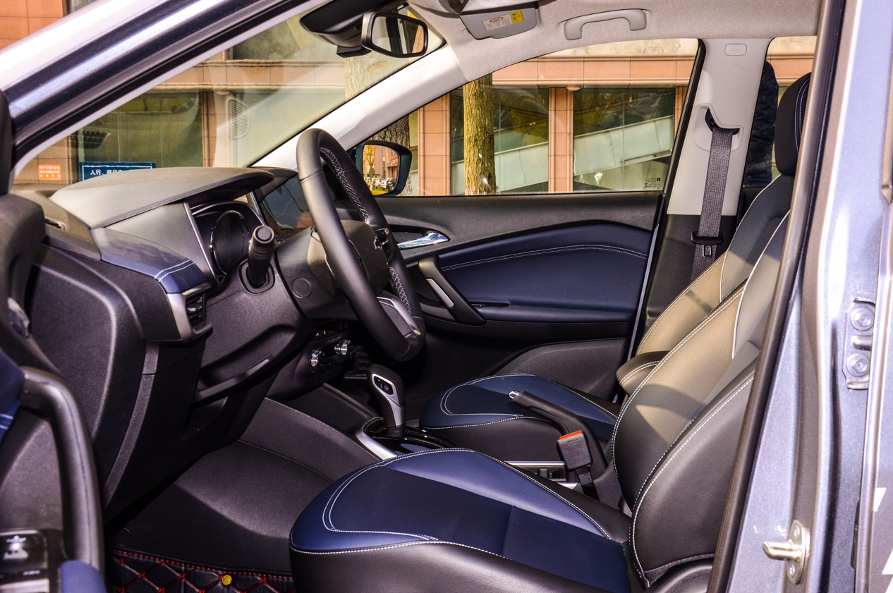 新一代创酷内饰最大的亮点便是8英寸悬浮式中控液晶屏集成了mylink