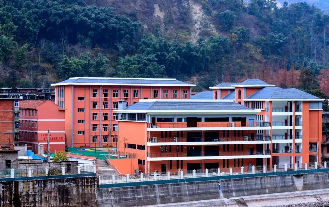 近日,记者在延风中学改扩建现场看到,由连廊相连的两栋崭新的教学楼拔