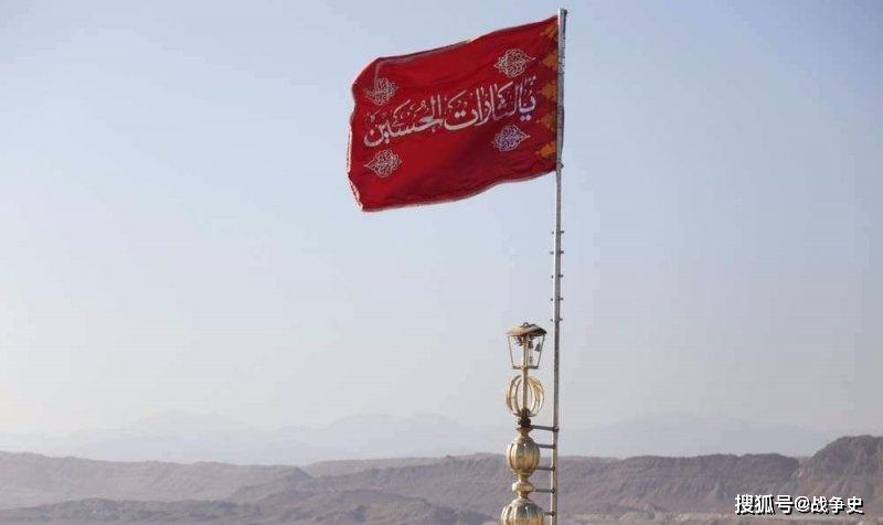 这是历史上第一次在贾姆卡兰清真寺上空悬挂这支红旗.