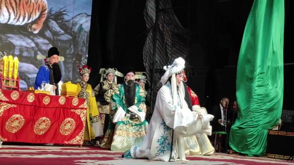 豫剧刘墉下南京之双开铡唱段这位女演员跪地演唱韵味好听