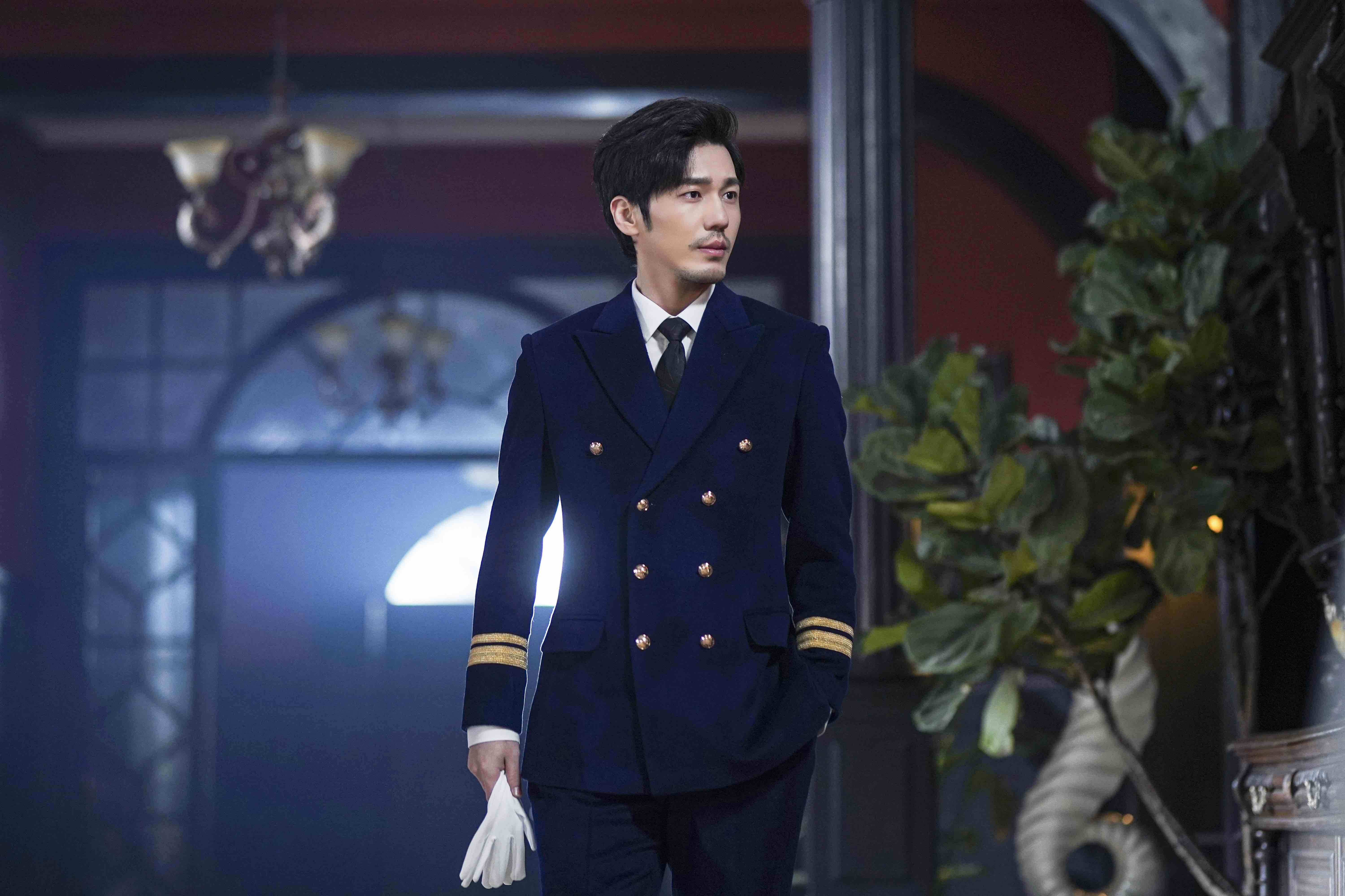 白宇蓬莱间热播中高冷白起帅气西装演绎反差吃醋白三岁