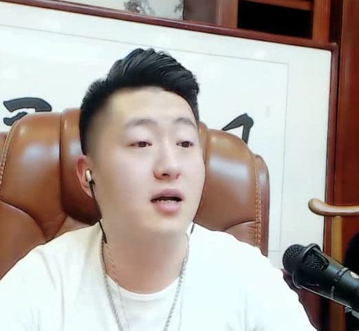 小cc被怼挖掘机!欠300万给花哥充yb被骂太狗!