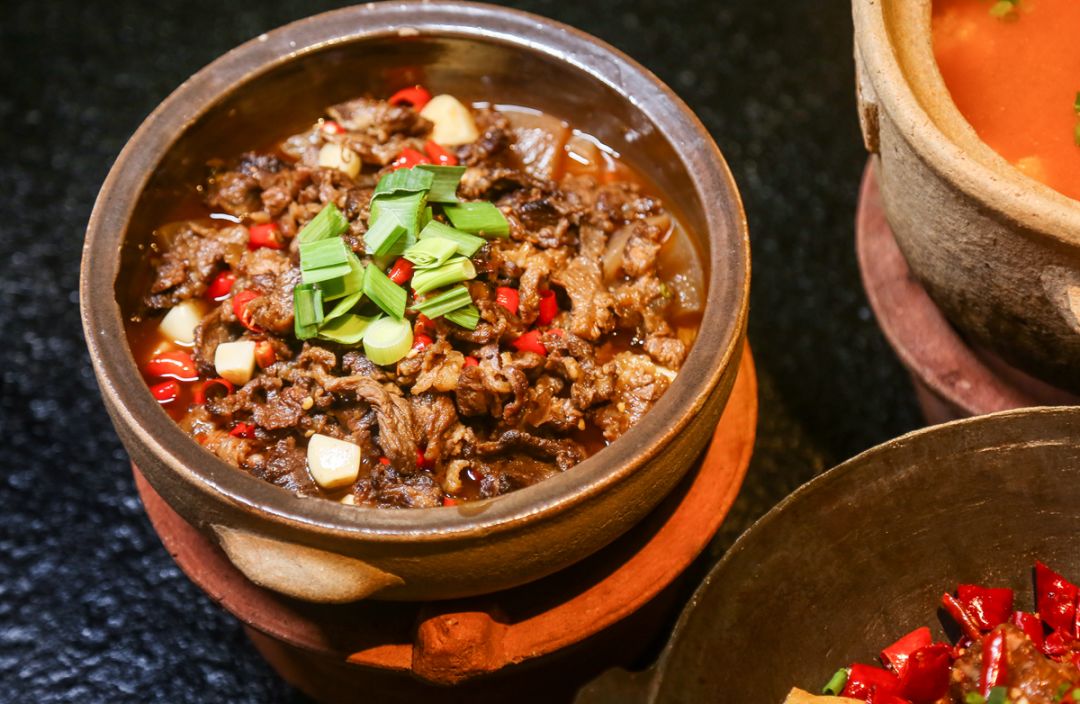 汤汁侵入到每一块牛肉的纹理中,每一片都鲜嫩多汁.