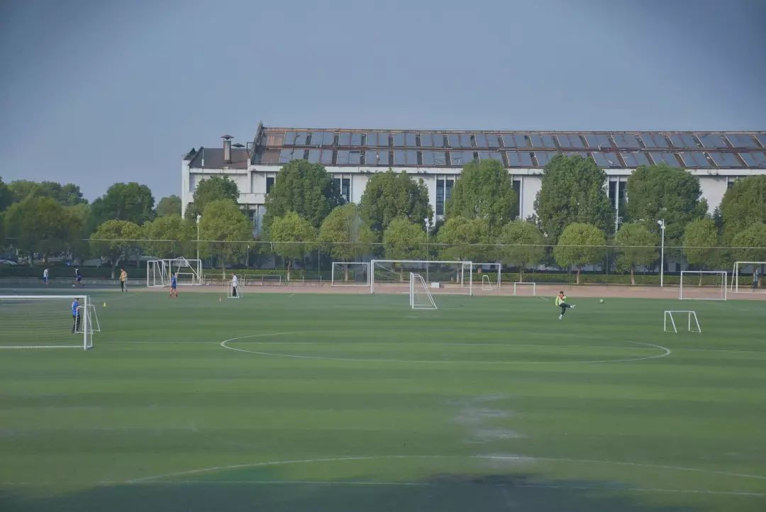 足球是武体的标志之一春夏秋冬,不论哪个季节这里总