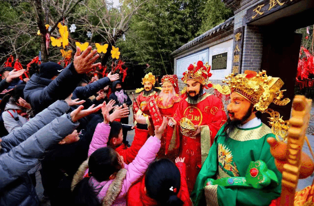 放下仙魔成见小钻风,老鼠精,狮子精众位仙子,牛魔王,红孩儿,银角大王
