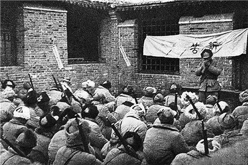 诉苦大会现场从1947年8月开始,按照党中央关于转入战略进攻的部署
