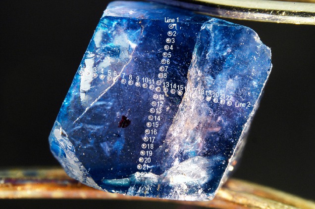 尼日利亚的蓝色尖晶石