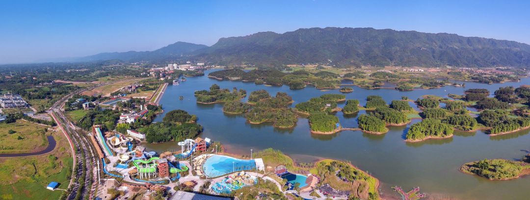 (大足龙水湖度假区实景图)可见,当初财信看上了这片土地是很有前瞻性