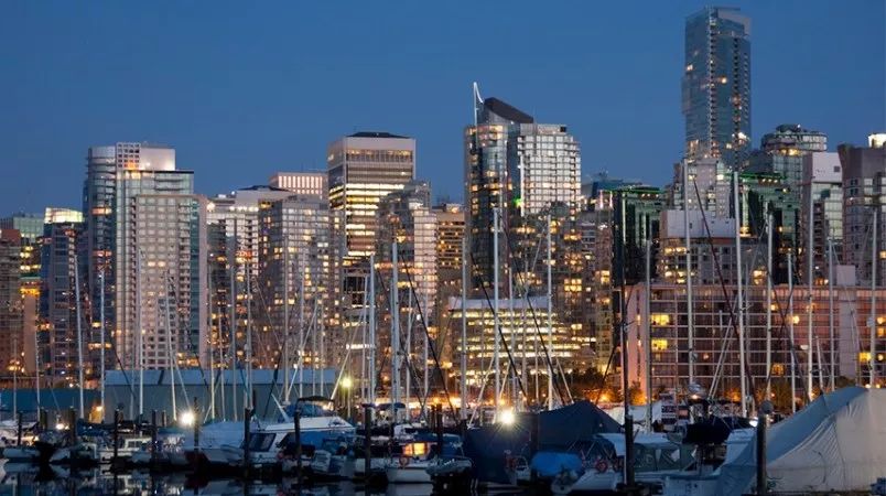 他在温哥华买了两套公寓.