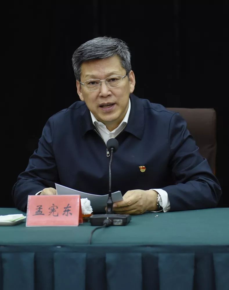 孟宪东在讲话中表示对自治区党委的人事安排,我完全拥护,坚决服从