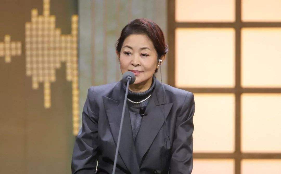 60岁倪萍亮相活动颜值回春瘦身成功的她撞脸赵忠祥