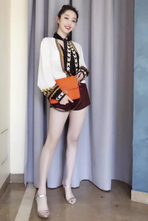 原创蒋梦婕长腿壁咚钱枫一脸满足好羞涩但不能忍的是她的机场照