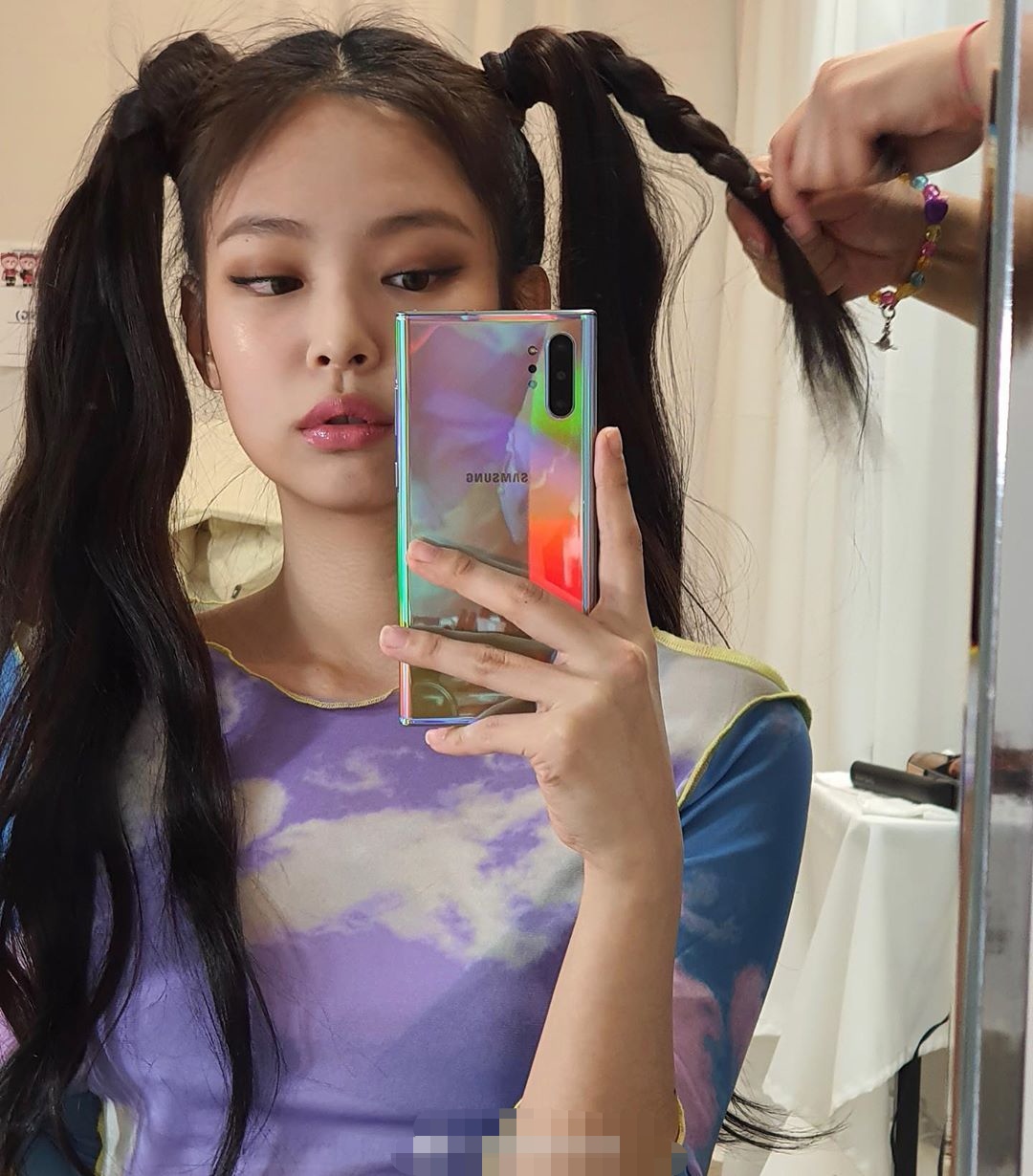 jennie又换新造型穿小香风配俏皮双马尾人间香奈儿真会玩