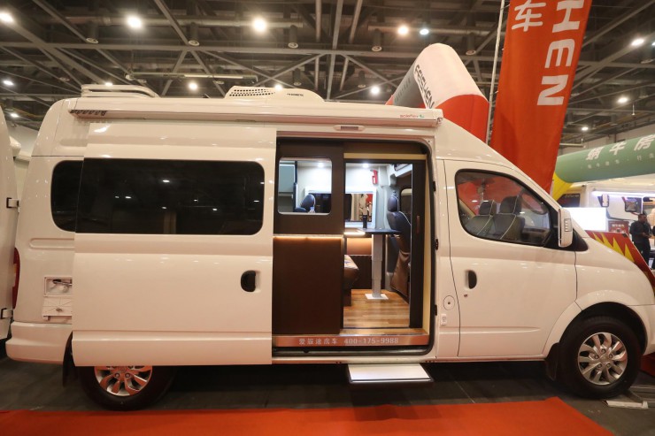 爱旅途2020款大通v80plus后纵置上下铺b型房车