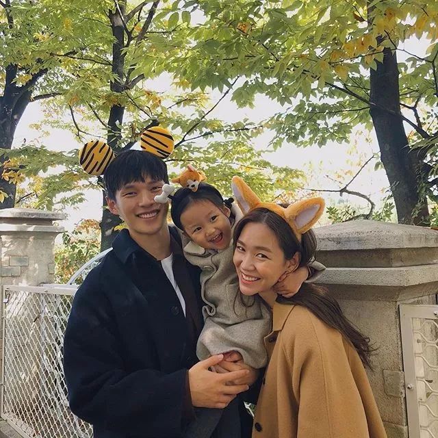 崔民秀成功升级为超级奶爸走到哪儿就把女儿带到哪满满的一脸宠溺哇