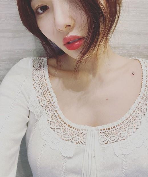 韩国女歌手泫雅sns发近照秀锁骨钉